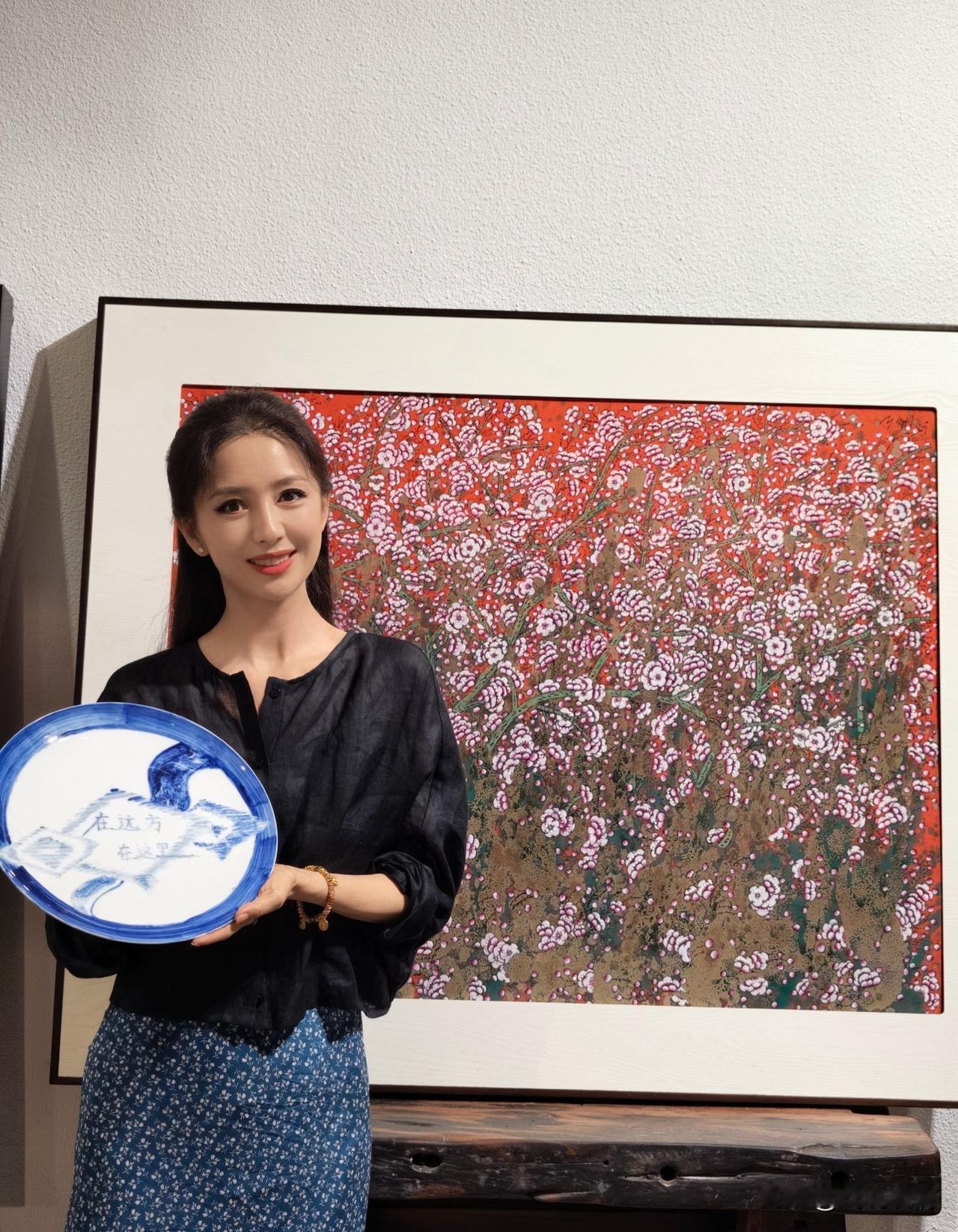 佟丽娅打卡景德镇！7月12日，佟丽娅在社交平台分享巡演期间在景德镇打卡时的照片