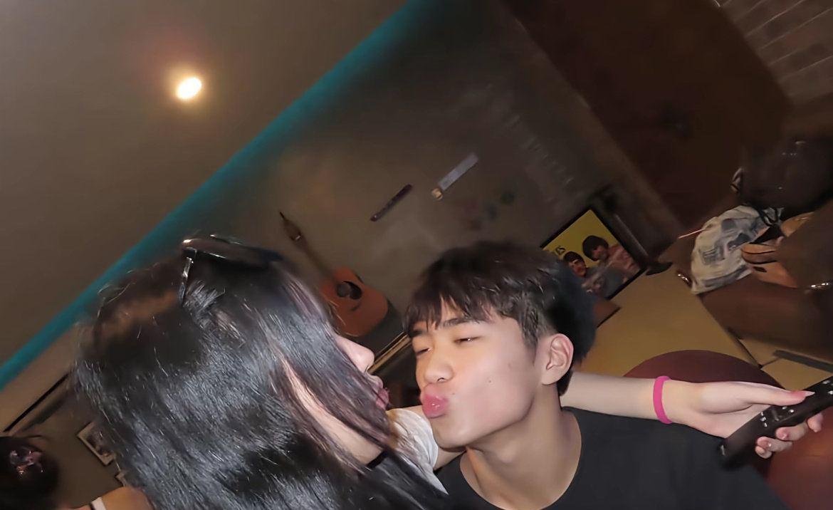 曹格17岁儿子官宣恋情，女友长得很漂亮，身材超好，他们俩做出亲嘴的姿势，动作很亲