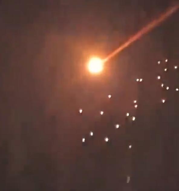 以色列空中出现漫天火光，伊朗罕见发射集束式弹头，看来德黑兰这次真急了！以色列