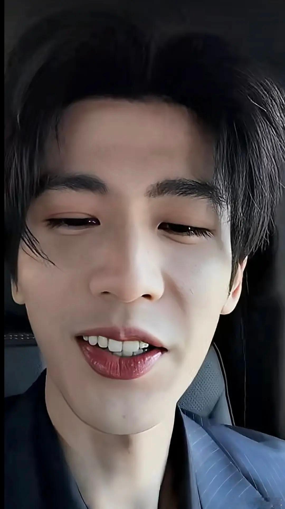 张凌赫纽约看秀直拍张凌赫的怼脸状态