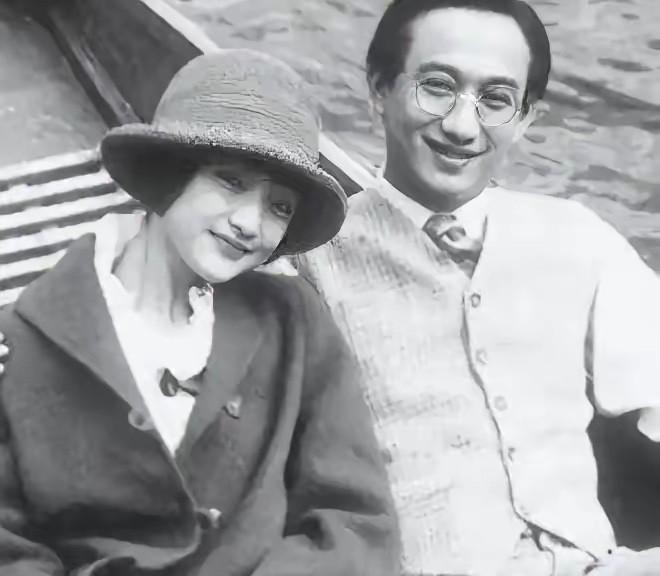 虽然徐志摩嫌弃张幼仪土气，但晚上却仍然跟她行“夫妻”之事，张幼仪晚年也曾回忆说：