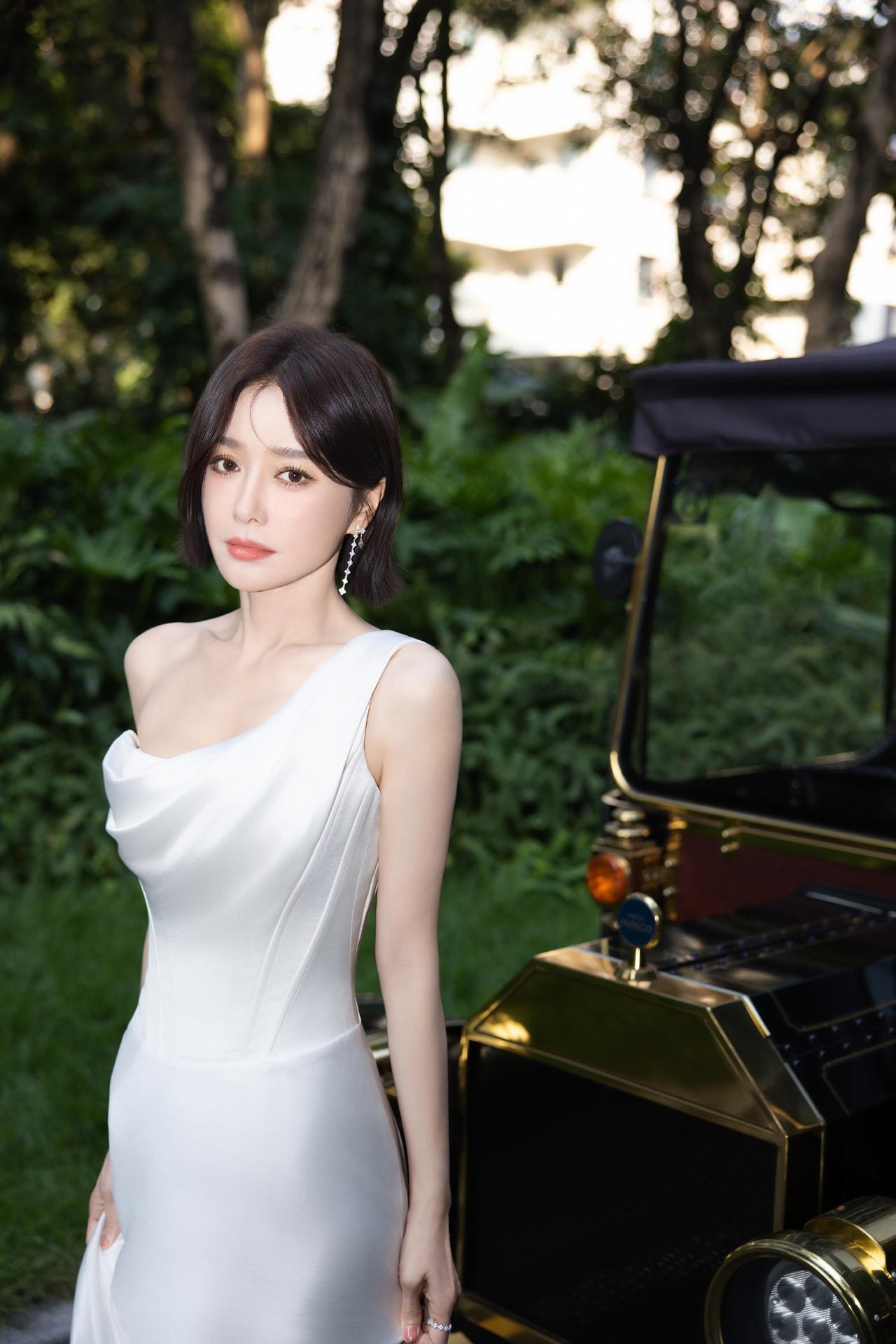 成熟美人秦岚穿搭写真