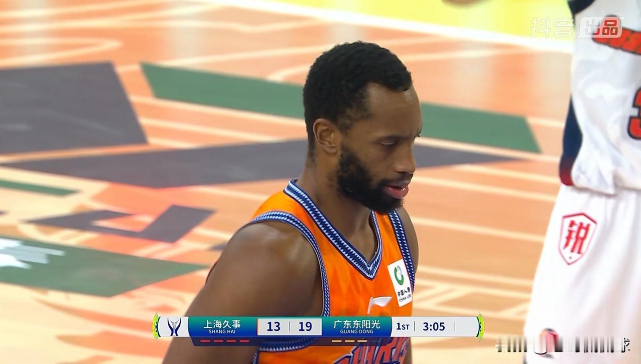上海久事老将弗格真是大放异彩！在今天上海久事主场迎战广东东阳光的CBA俱乐部杯1