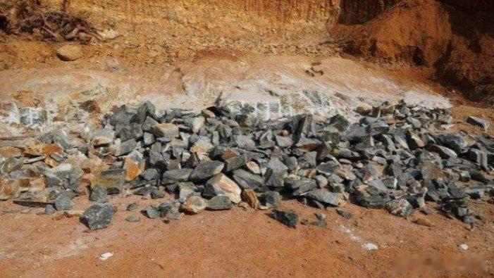 凤凰新闻【津巴布韦暂停锂精矿和原矿出口，立即生效】据路透社2月25日报道，津巴布