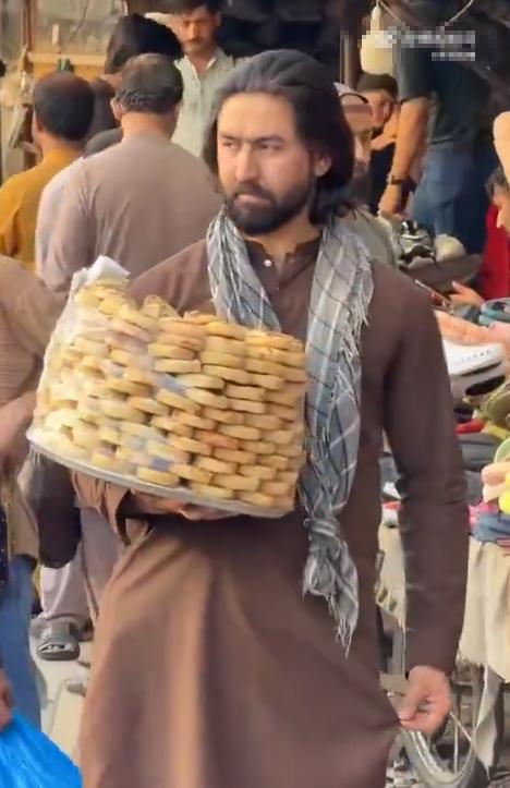 帅哥生在穷国也没啥用啊！这个帅哥是印度人，还是巴基斯人？气质相当出众，但是却