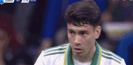 这扑救，牛顿的棺材板都快按不住了！裁判估计也看愣了：这算扑救还是杂技？下次对