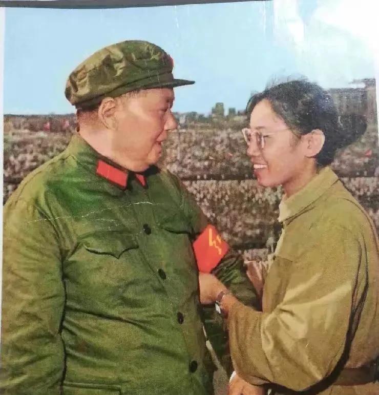 在天安门城楼上，毛主席身着笔挺的军装，身姿伟岸。他的脸上洋溢着和蔼可亲的微笑，目