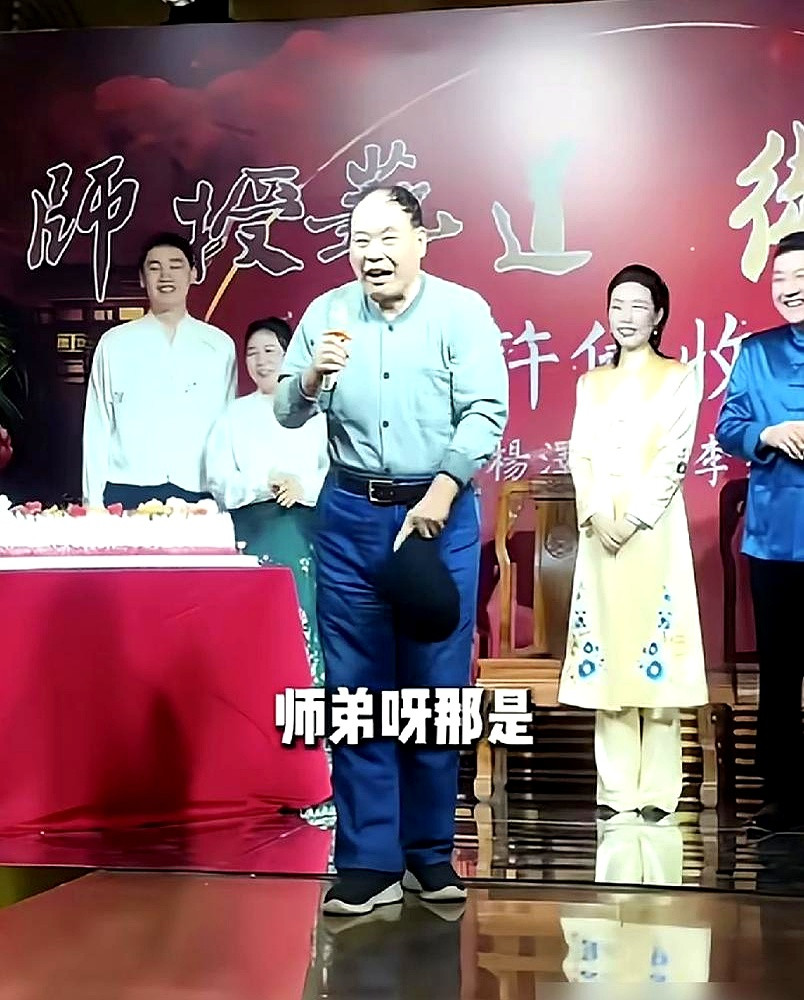 收徒仪式现场，赵伟洲当众指着刘俊杰徒弟的鼻子骂：“你师父见我都得站着，你谱挺大啊！”满座相声名角，愣