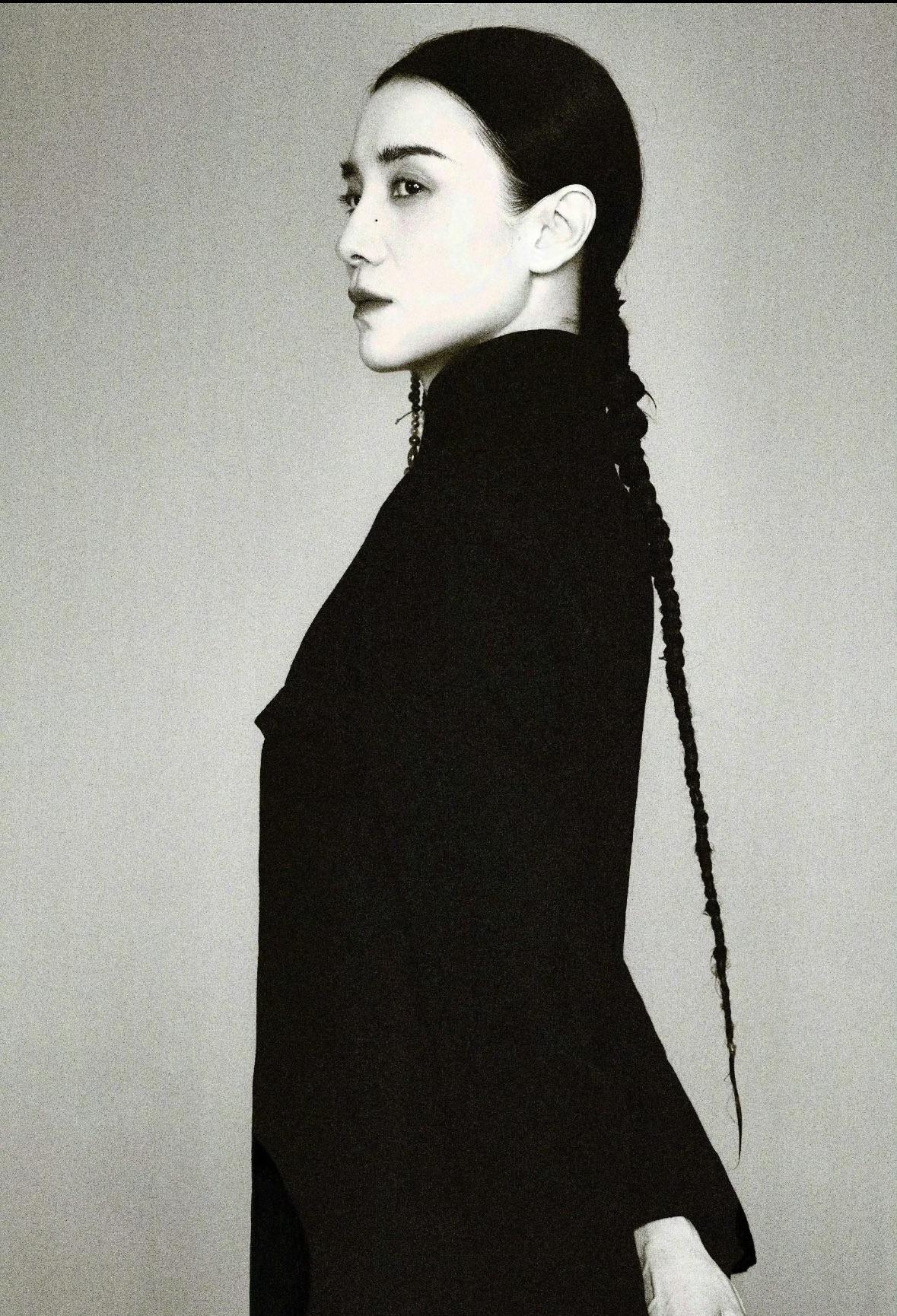 宋佳这波操作，就是用娱乐的刀，割了历史的袍。金钱鼠尾辫，那是清初《剃发令》下汉