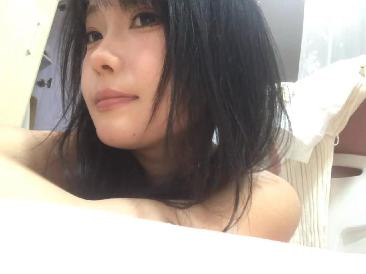 咋这么粘人呢我要把你放角落粘老鼠