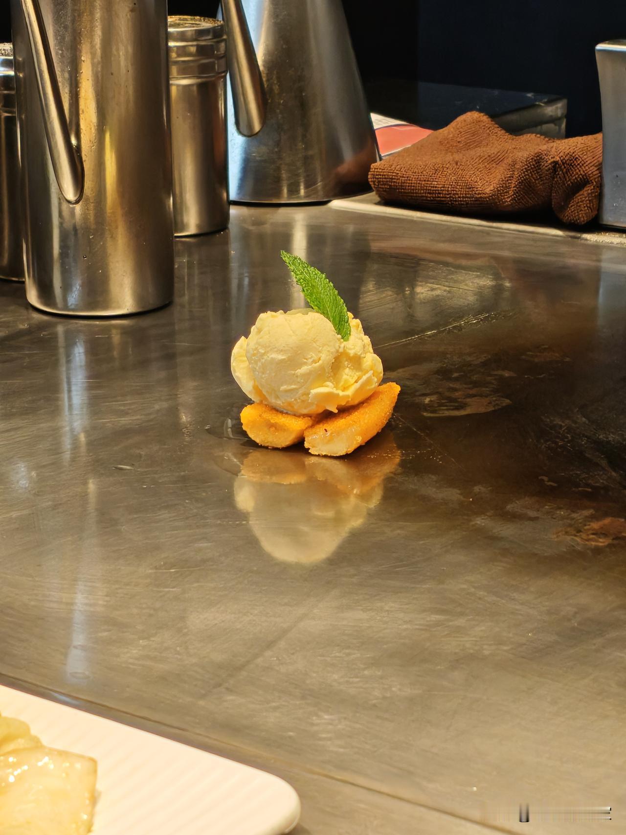 2019年，有一次在住一个酒店，去重庆出差去了，在洪崖洞附近，然后是个比较高层，