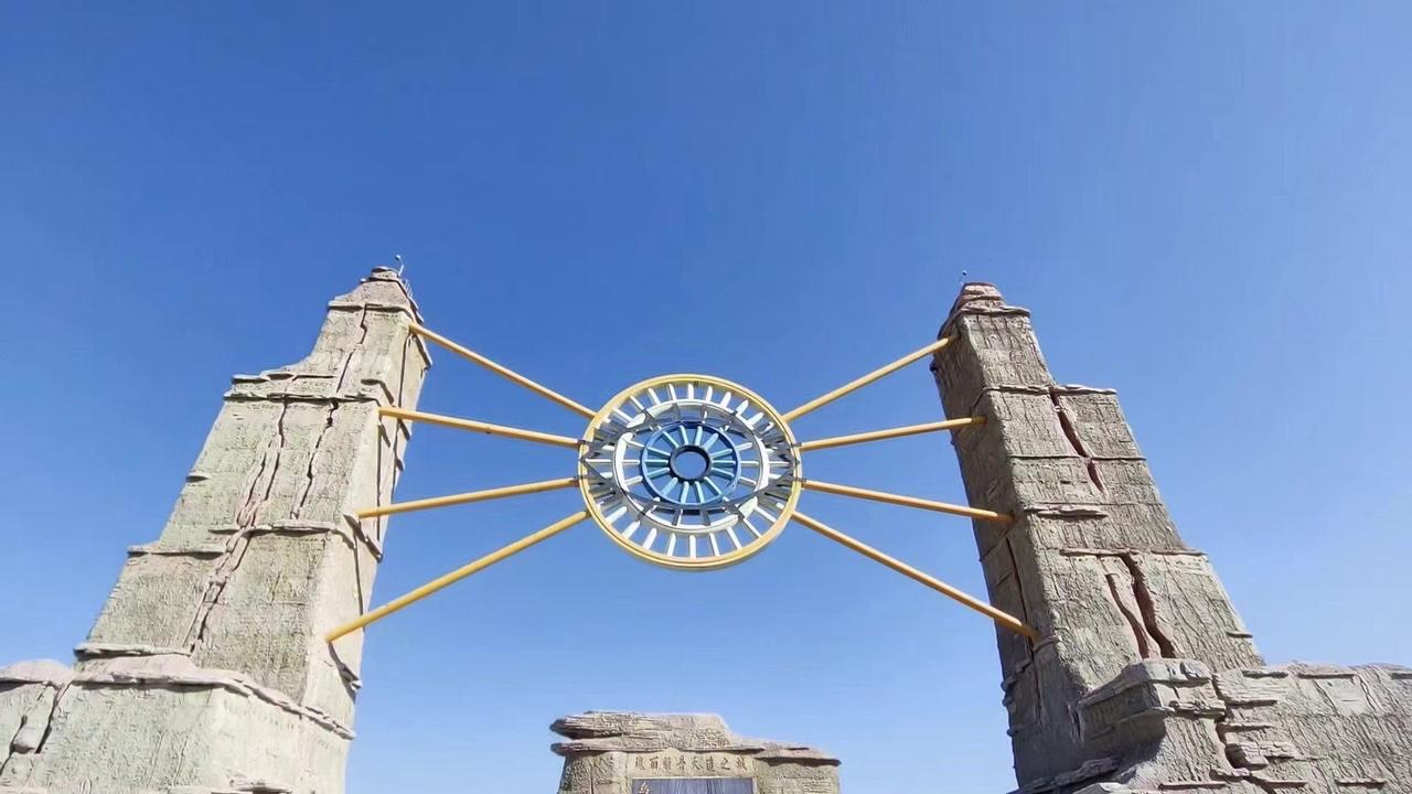 迎着布尔津的晨光出发，俄式小城渐渐沉睡在身后，我们正驶向荒原深处。鸭儿矿生活区的