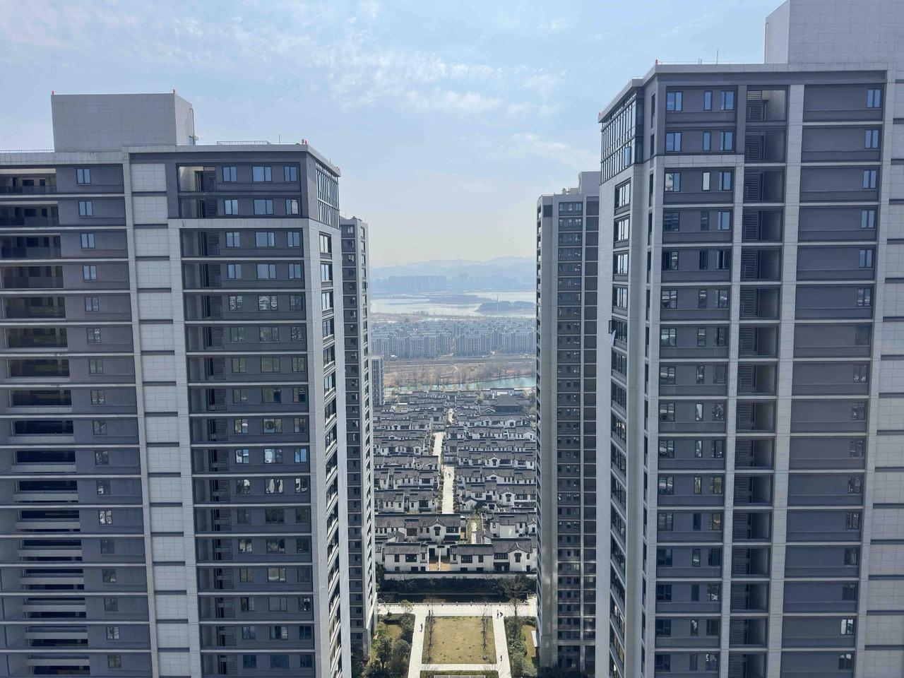 5月21日早晨刷到，银行定期存款利率又下调了，据说有的银行一年定期的利率只有0.