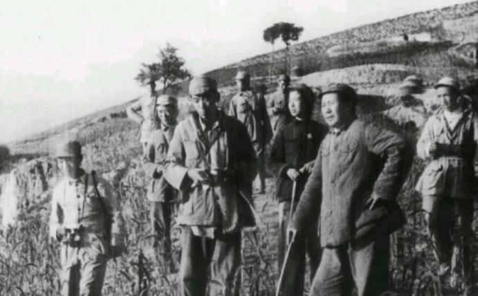 1947年，毛主席转头一看，发现自己就快要被国民党军包围在黄河边了。任弼时见状，