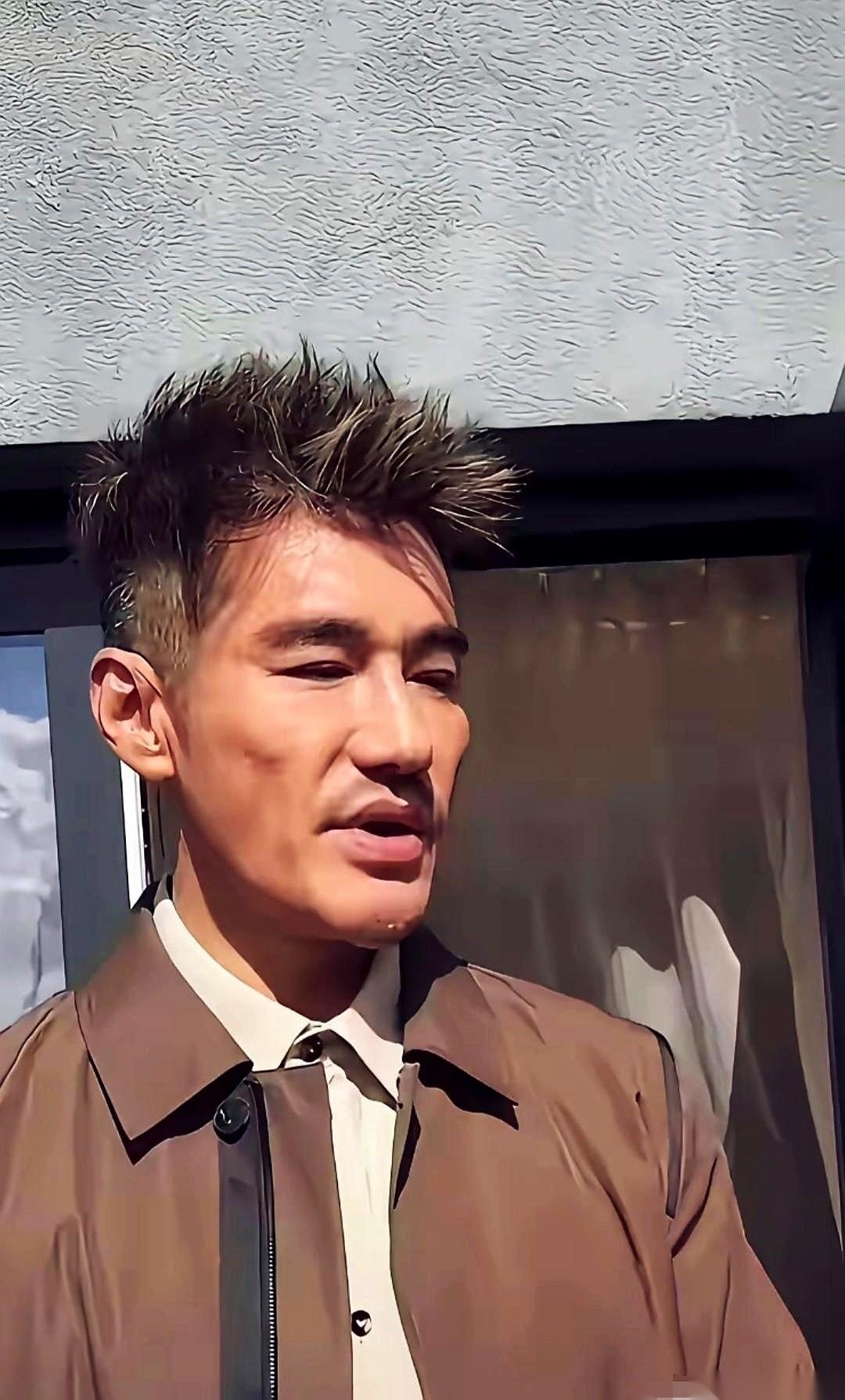 刷到胡兵一张后台素颜照，我直接愣住了。头发花白凌乱，眼神都有点空了，脸颊也凹下