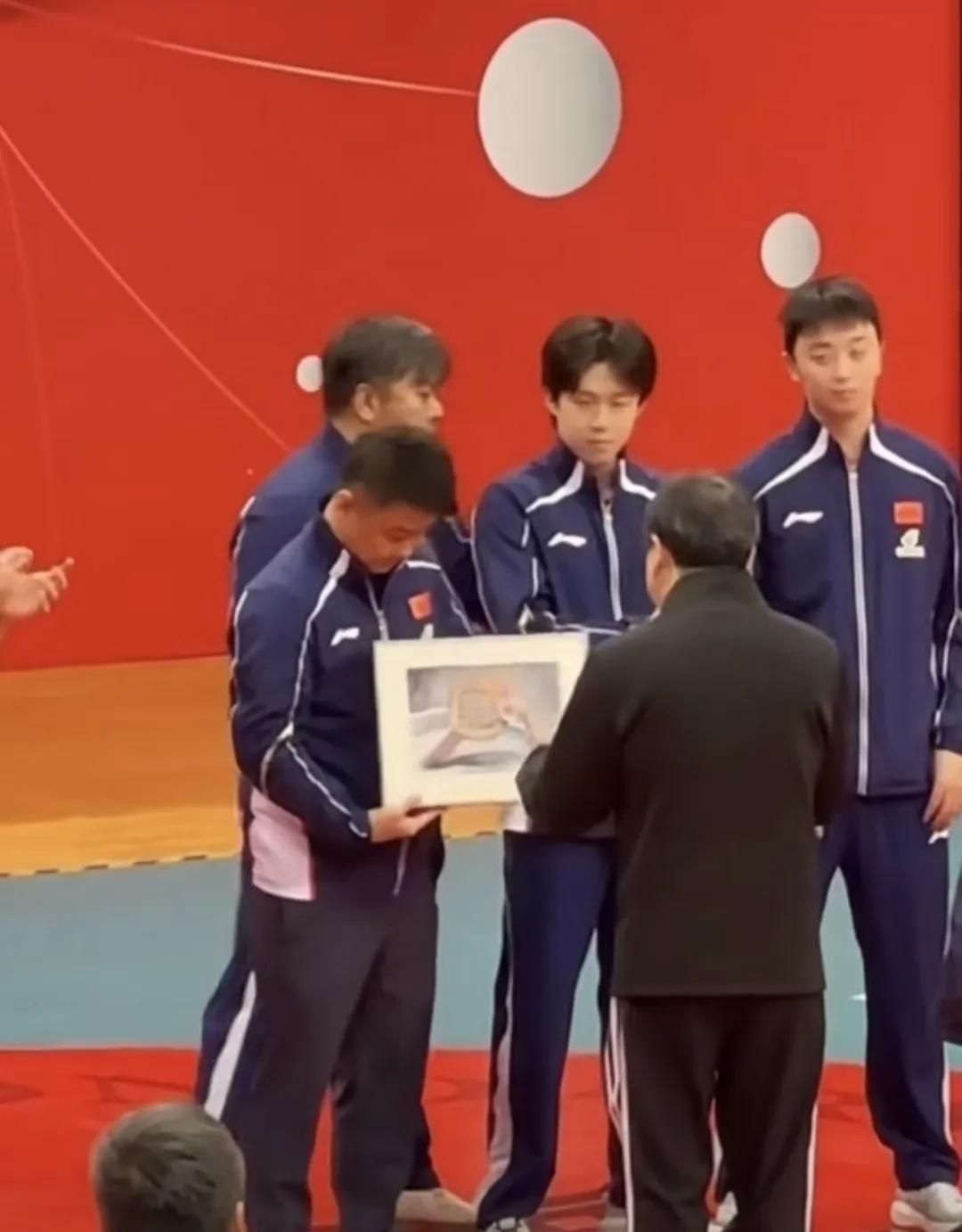 3月8月重庆冠军赛，国乒团队进校园活动，大家和学生玩的开心，孙逊指导和王楚钦笑的