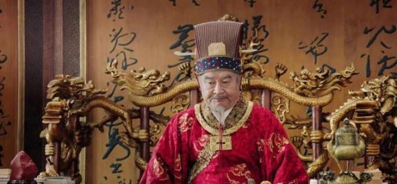 公元997年，宋太宗驾崩，太子赵恒登基为帝，按惯例，众臣本应下跪齐呼“万岁”，可