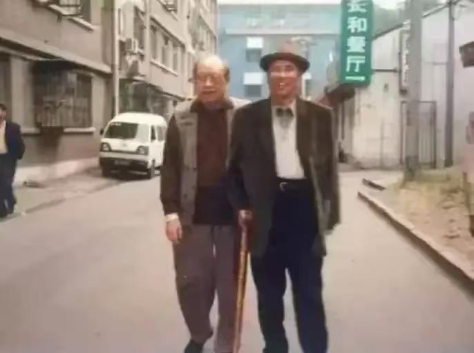 1996年的一天，北京街头发生了戏剧性的一幕，两位上了年岁的老人在散步时偶遇，只