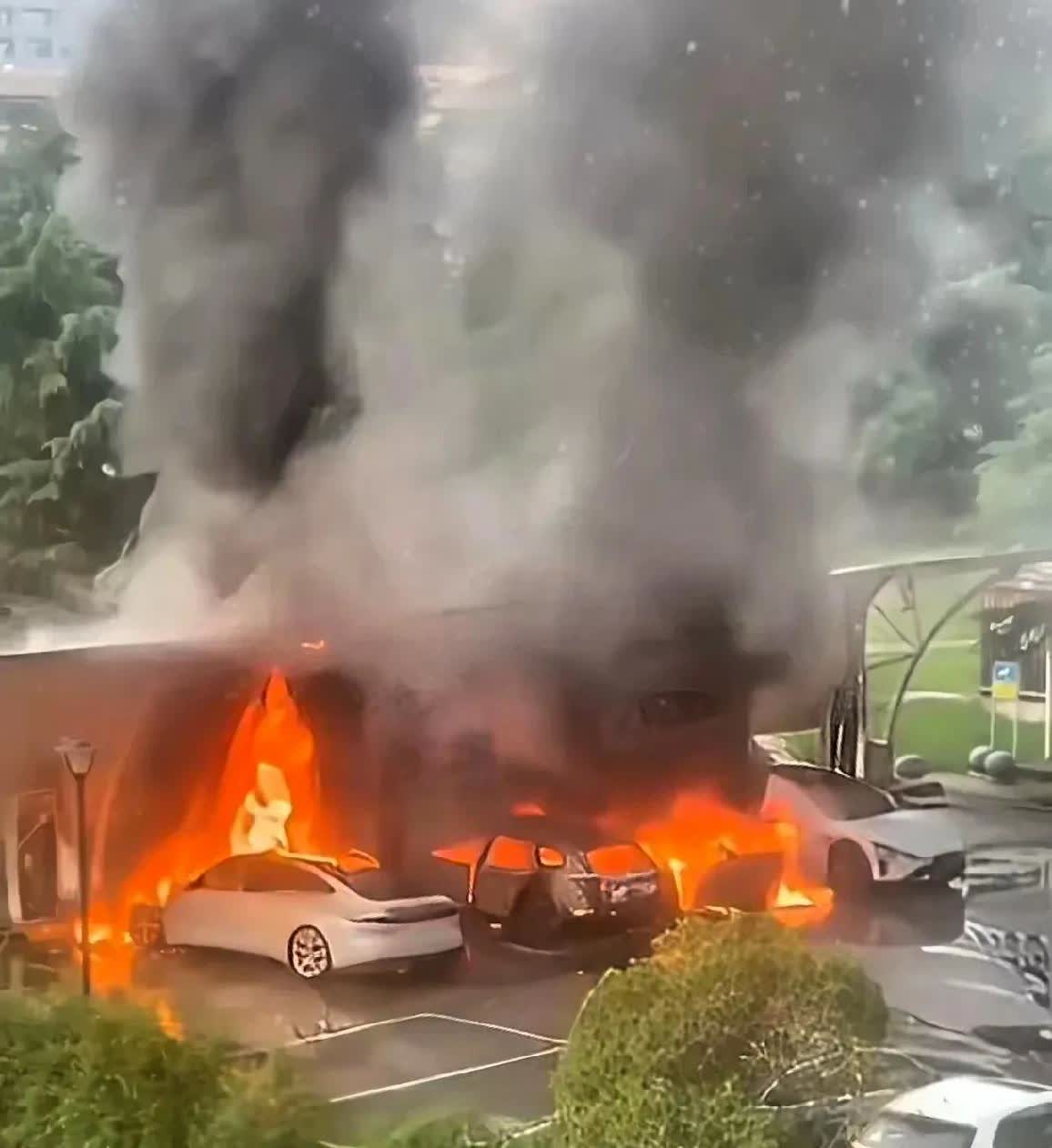 又有新能源车充电起火了，这次小米雷总没有发声。近几日发生了好几起新能源车
