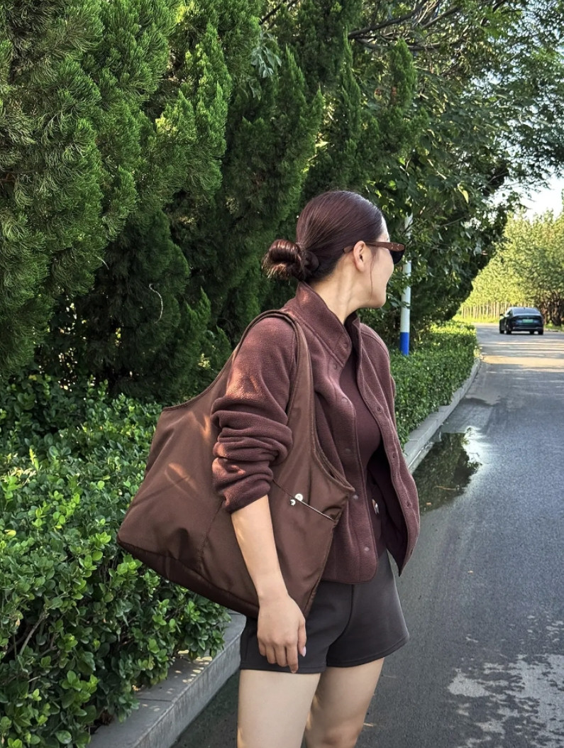 我承认我品味不错，我也承认自己是大美女，也清楚自己有点儿小钱，但是我又能如何呢？