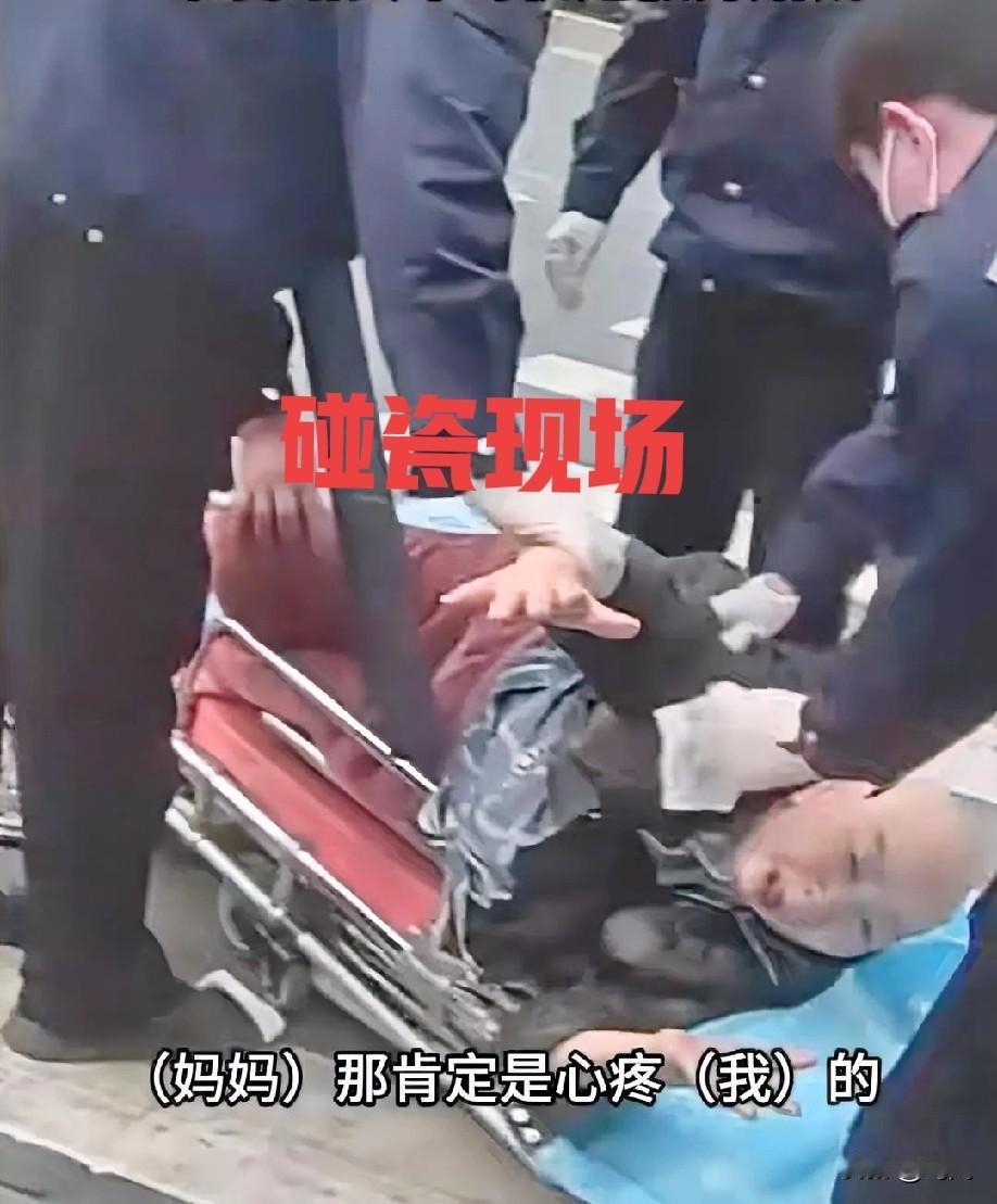 武汉一口腔癌老人碰瓷货车筹钱！儿子当场拆穿“你不要害别人啊！”近日，一64岁