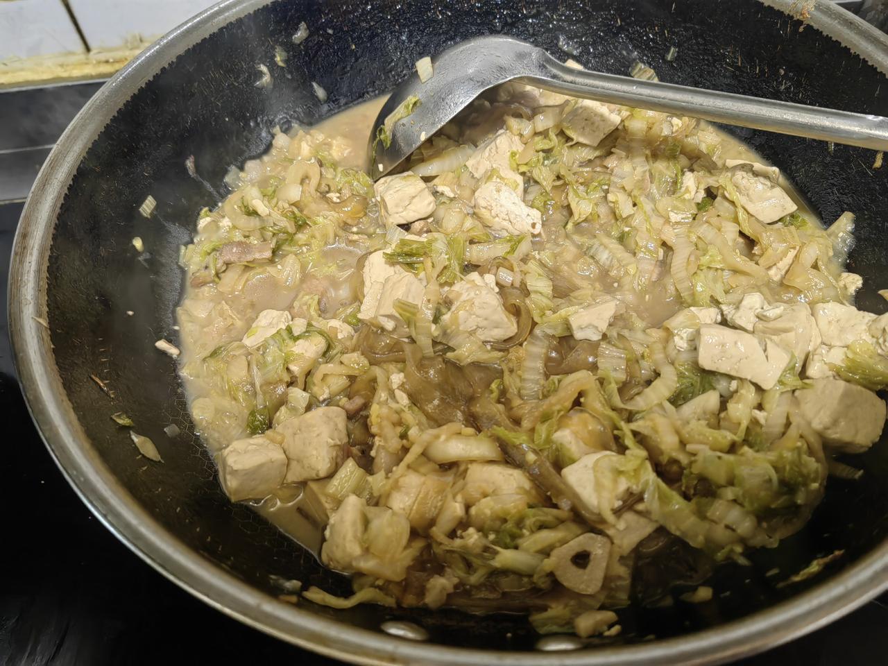 老伴回家自由自在了，做饭、看孩子、买菜都是我的事了，没办法命苦呀。孩子起的晚，