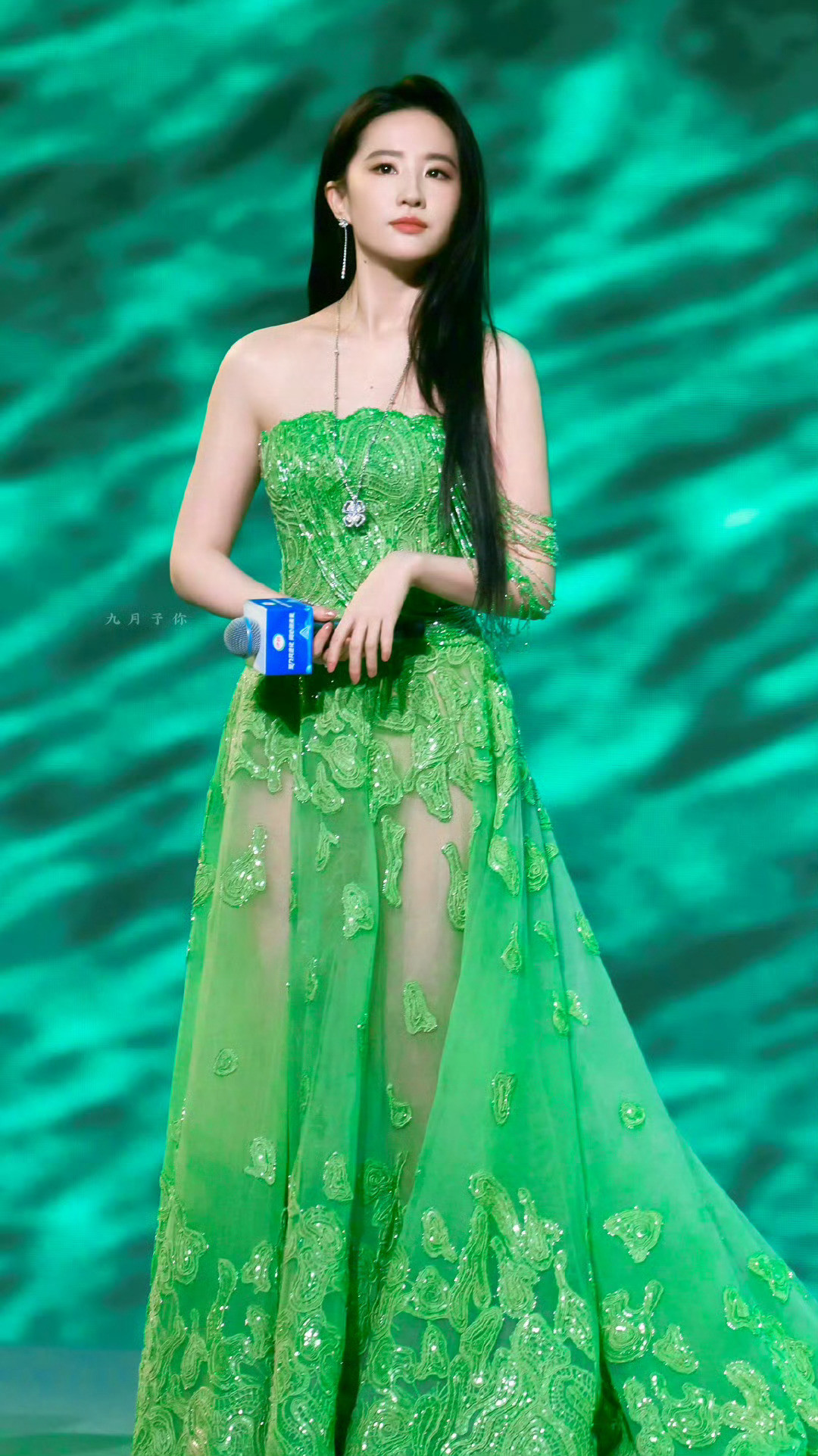 刘亦菲身着翡翠绿抹胸纱裙亮相，优雅气质与灵动裙摆共绽风华​​​