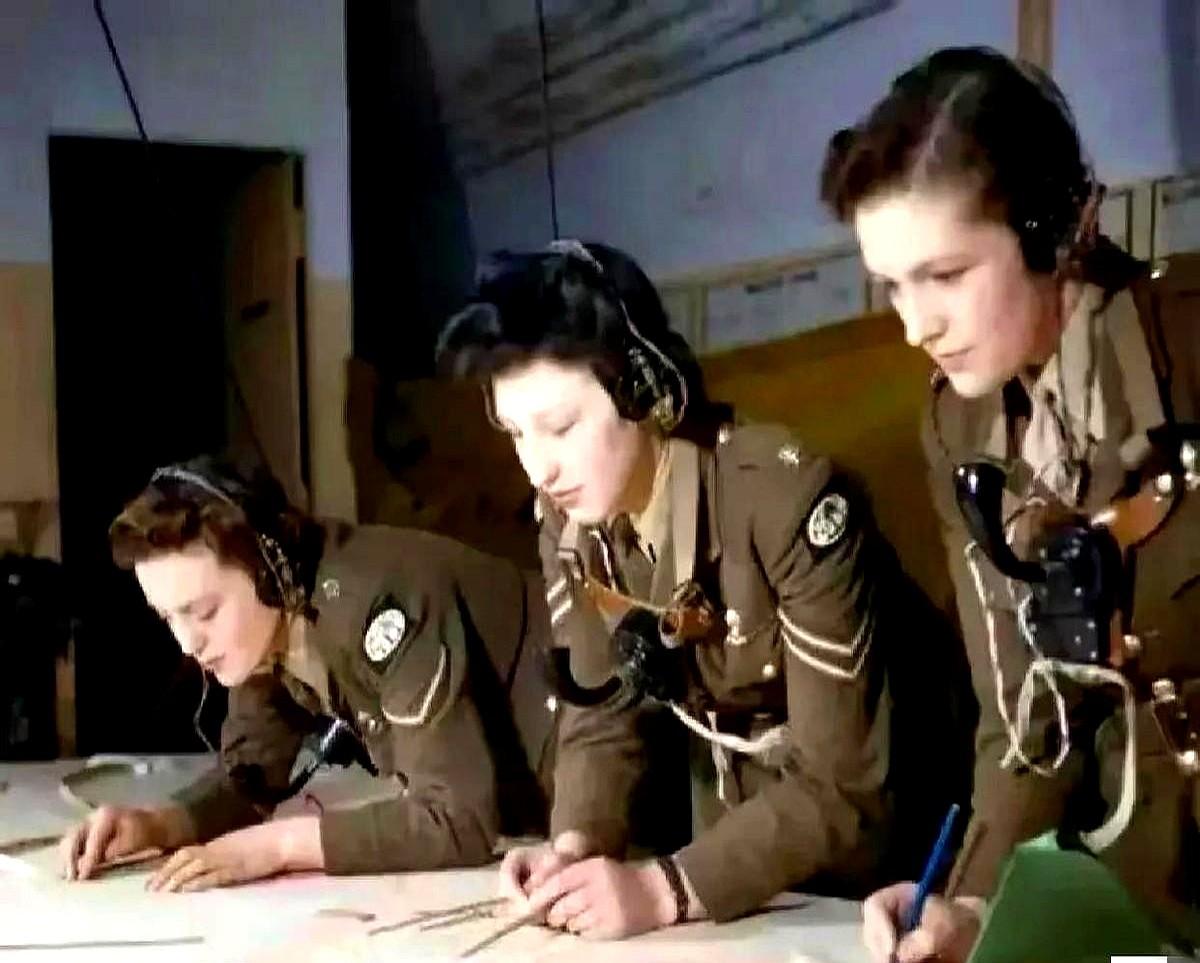 “战争结束那天，她们把炮管擦得锃亮，然后默默回厨房切洋葱。”1945年，25