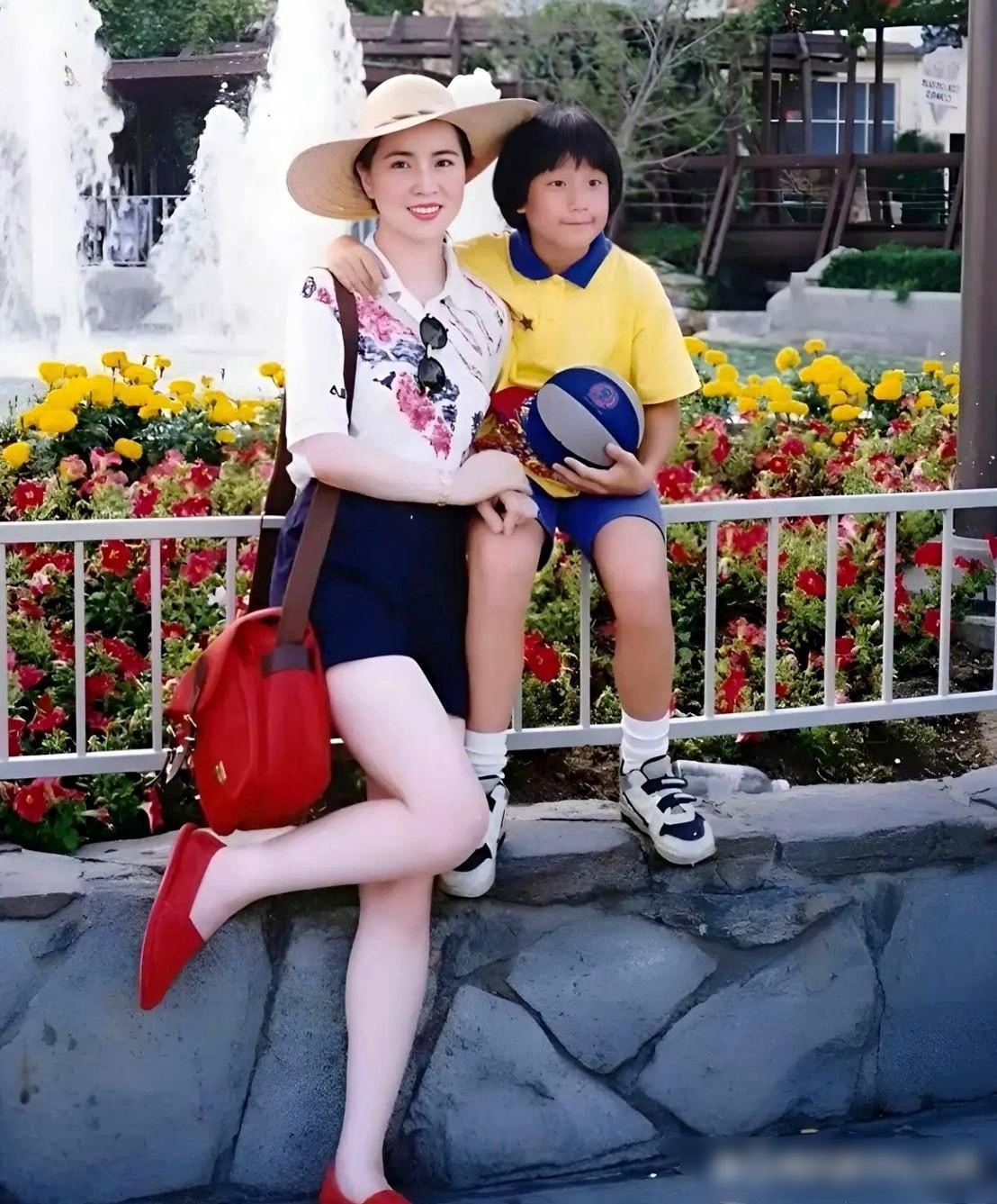 这是成龙的妻子林凤娇带着儿子房祖名出去玩时拍的一张老合影，是1992年在香港拍的
