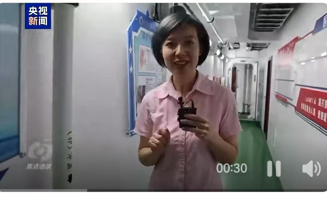 这是一座移动的钢铁堡垒，满载排水量超过8万吨，也是中国海军目前手中最锋利的“长剑