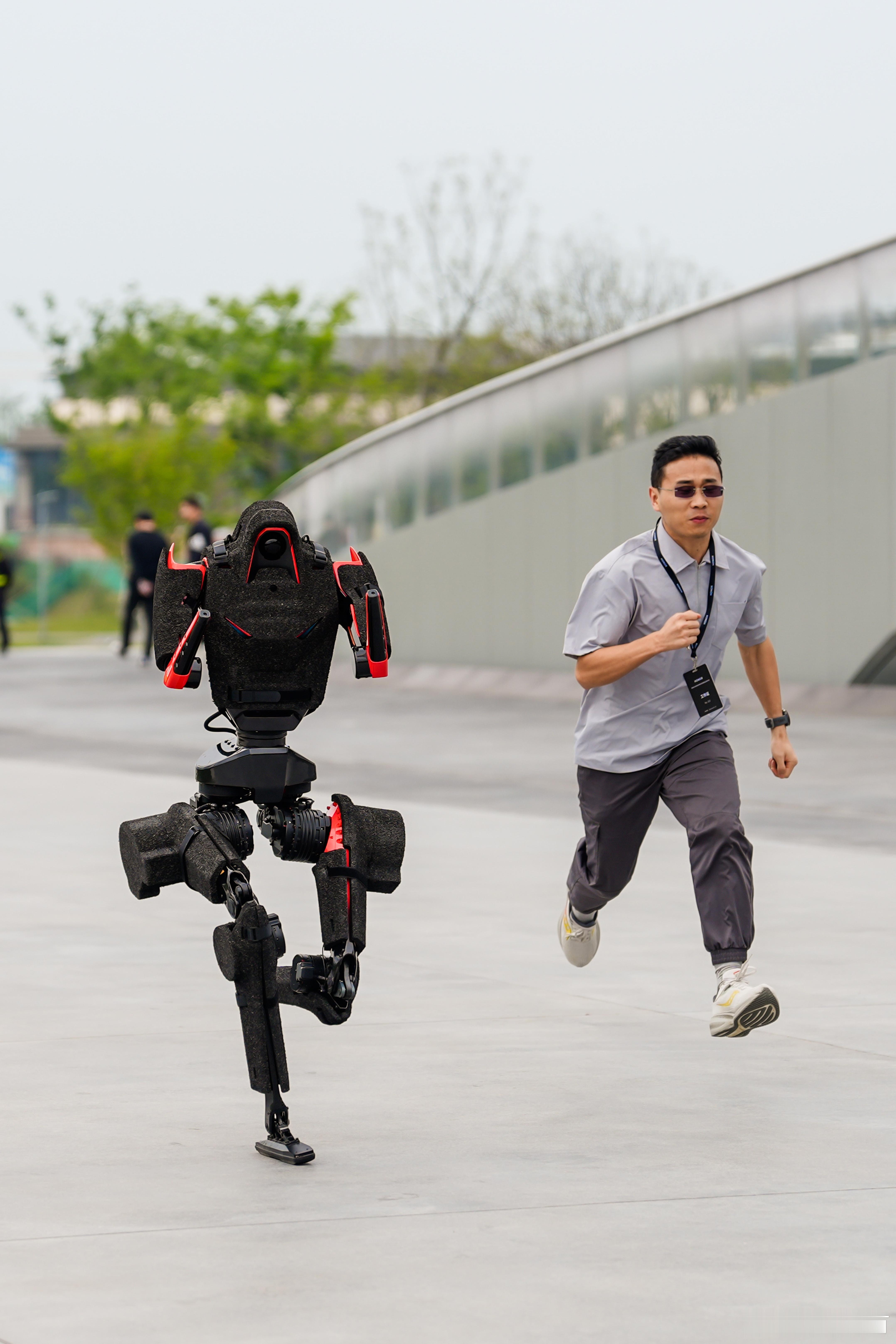 刚刚斩获半马冠军、实力与颜值双双出圈的荣耀超人气“大明星”闪电机器人空降成都！即