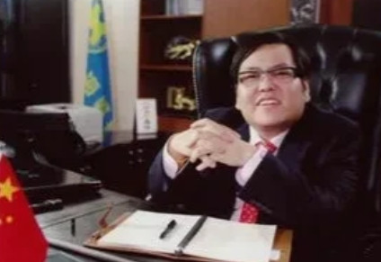 在2009年，只有29岁的山西首富李兆会，邀请成龙一起吃饭，成龙知道他醉翁之意不