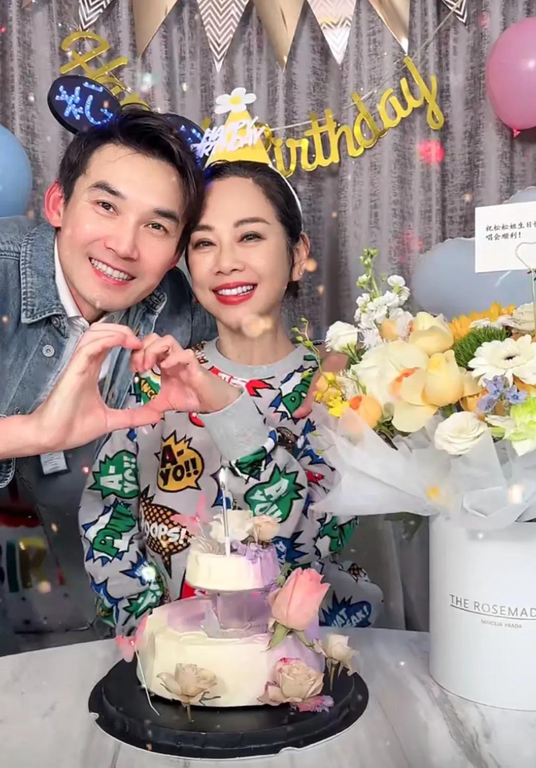 47岁张铎为55岁陈松伶庆生，亲吻爱妻好甜蜜，结婚14年无儿女仍恩爱如初！1月