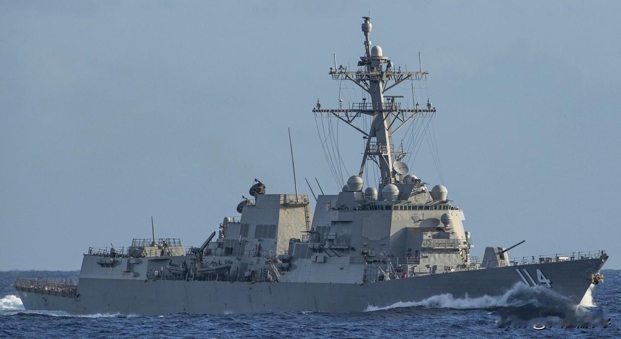 美国驱逐舰想跑，结果没有跑成，趁着伊朗和美国谈判期间，一艘美国驱逐舰，从阿联酋起