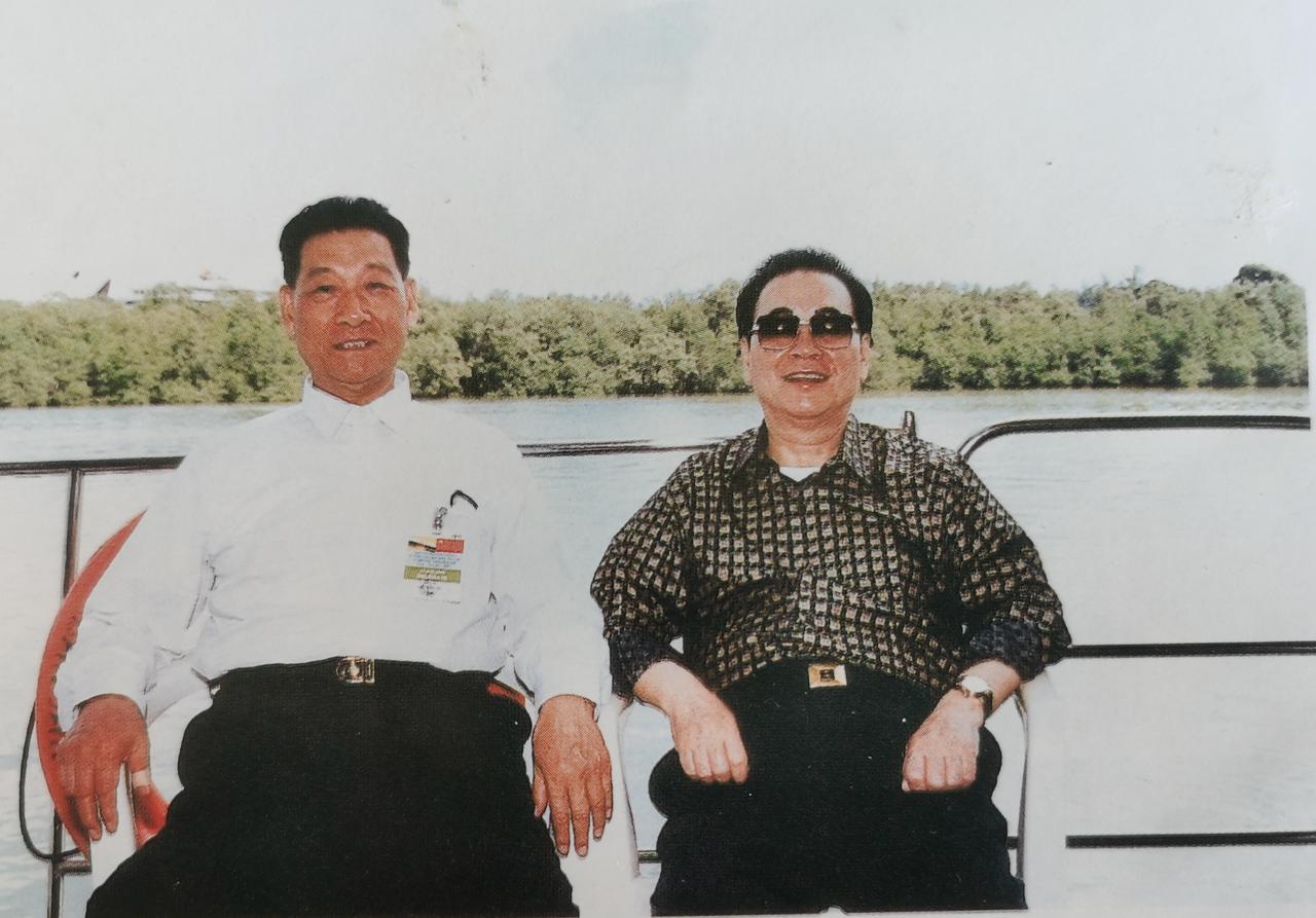 2001年5月，李九龙上将和李鹏同志在文莱斯里巴加湾。李九龙是第四野战军走出的虎