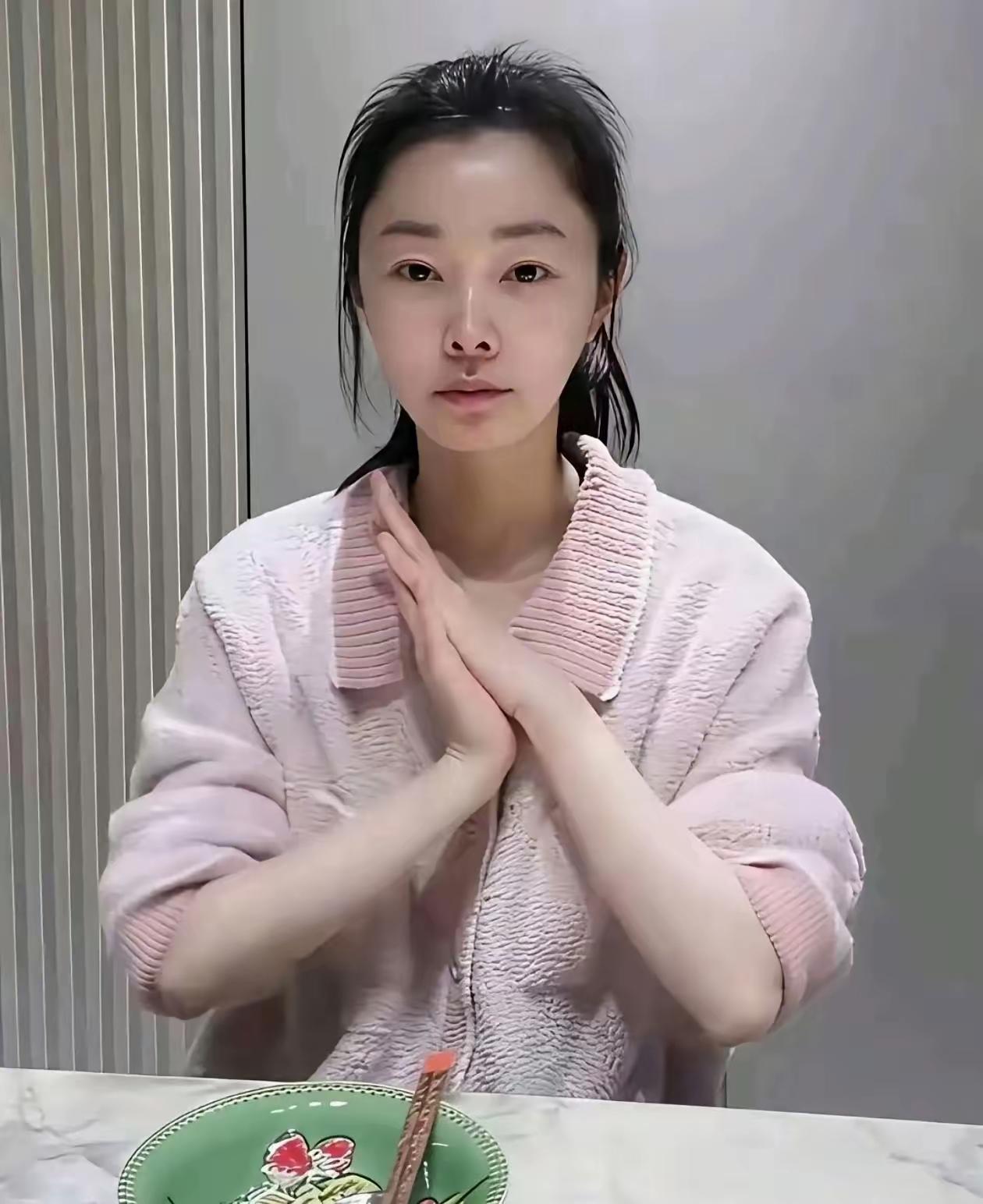 宋轶素颜照爆火：美女搞钱才是正经事宋轶一组素颜照突然冲上热搜，镜头里没了精