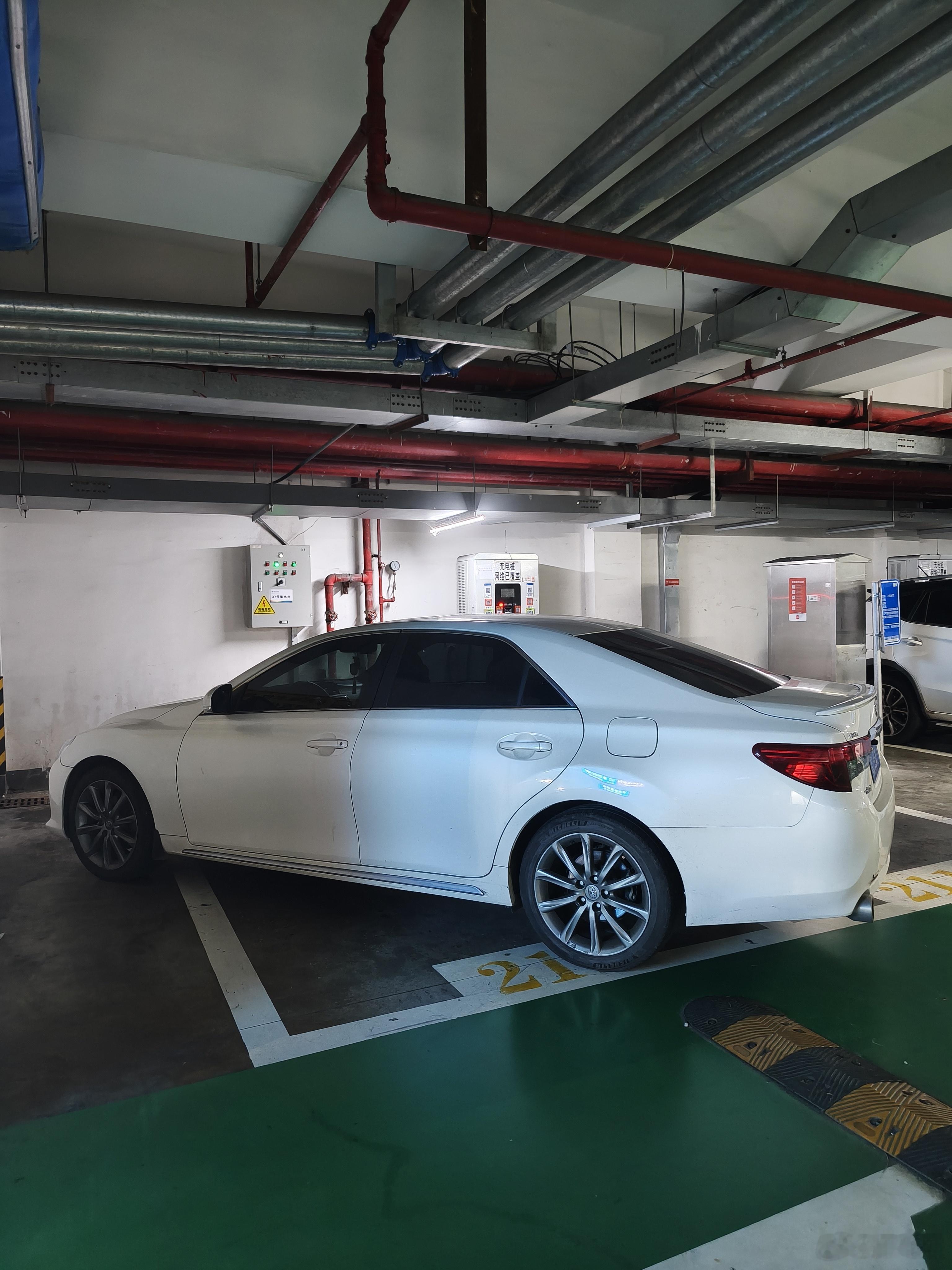 车停成这样，驾照是买的吧[抠鼻]​​​