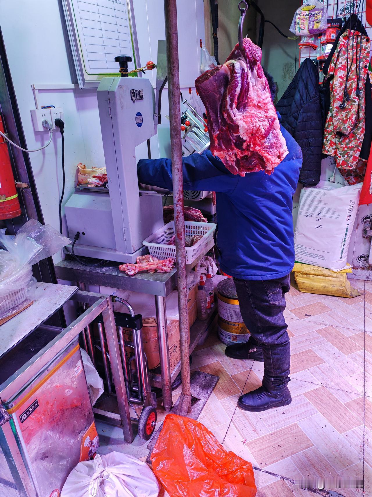 又买牛排了，过年炖牛排，吃牛肉饸饹面[大笑]上个礼拜买了这家店的