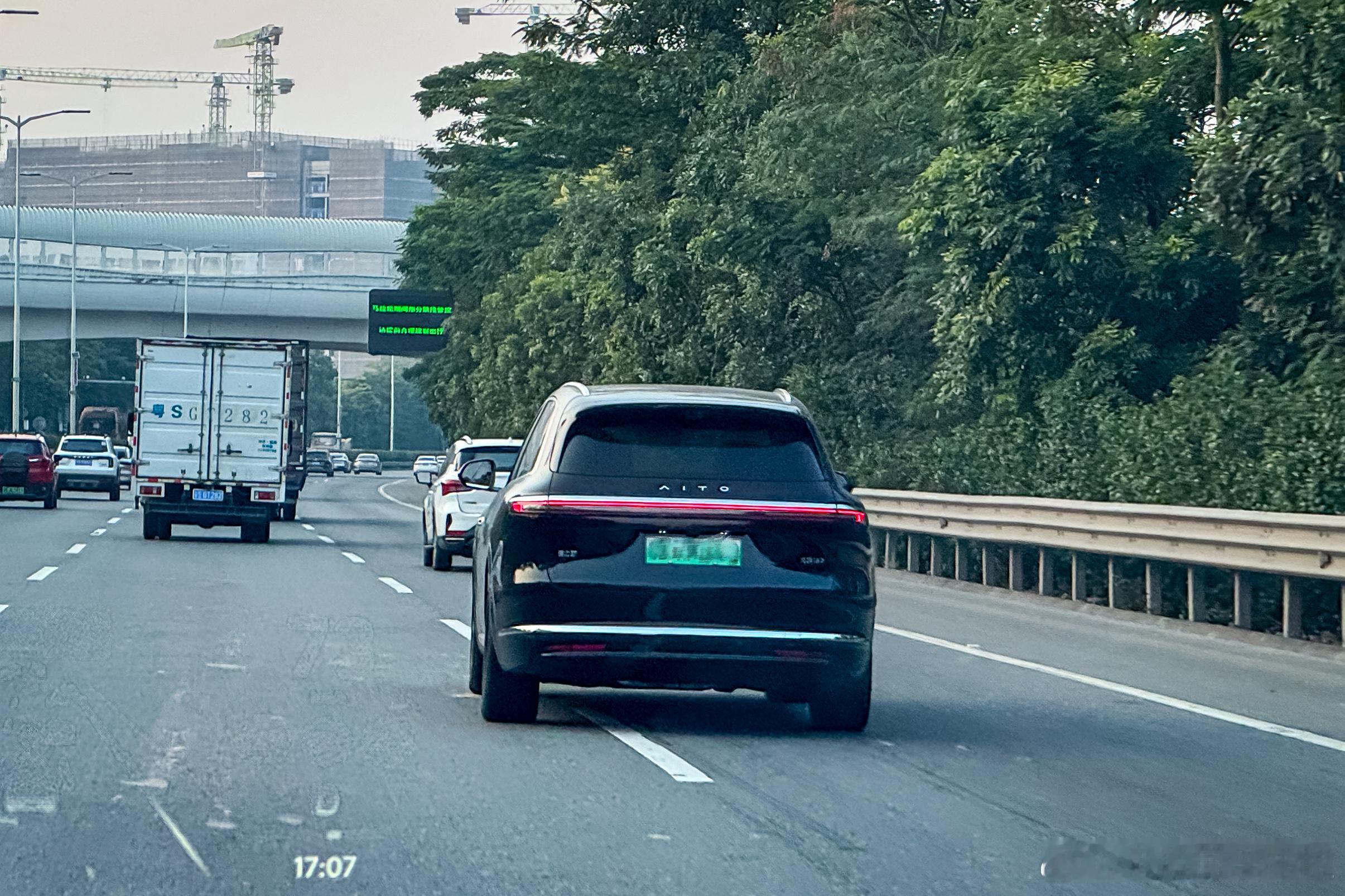 全新问界M7确实越来越多了，路上偶遇看外观颜值确实可以。感觉明年问界M6