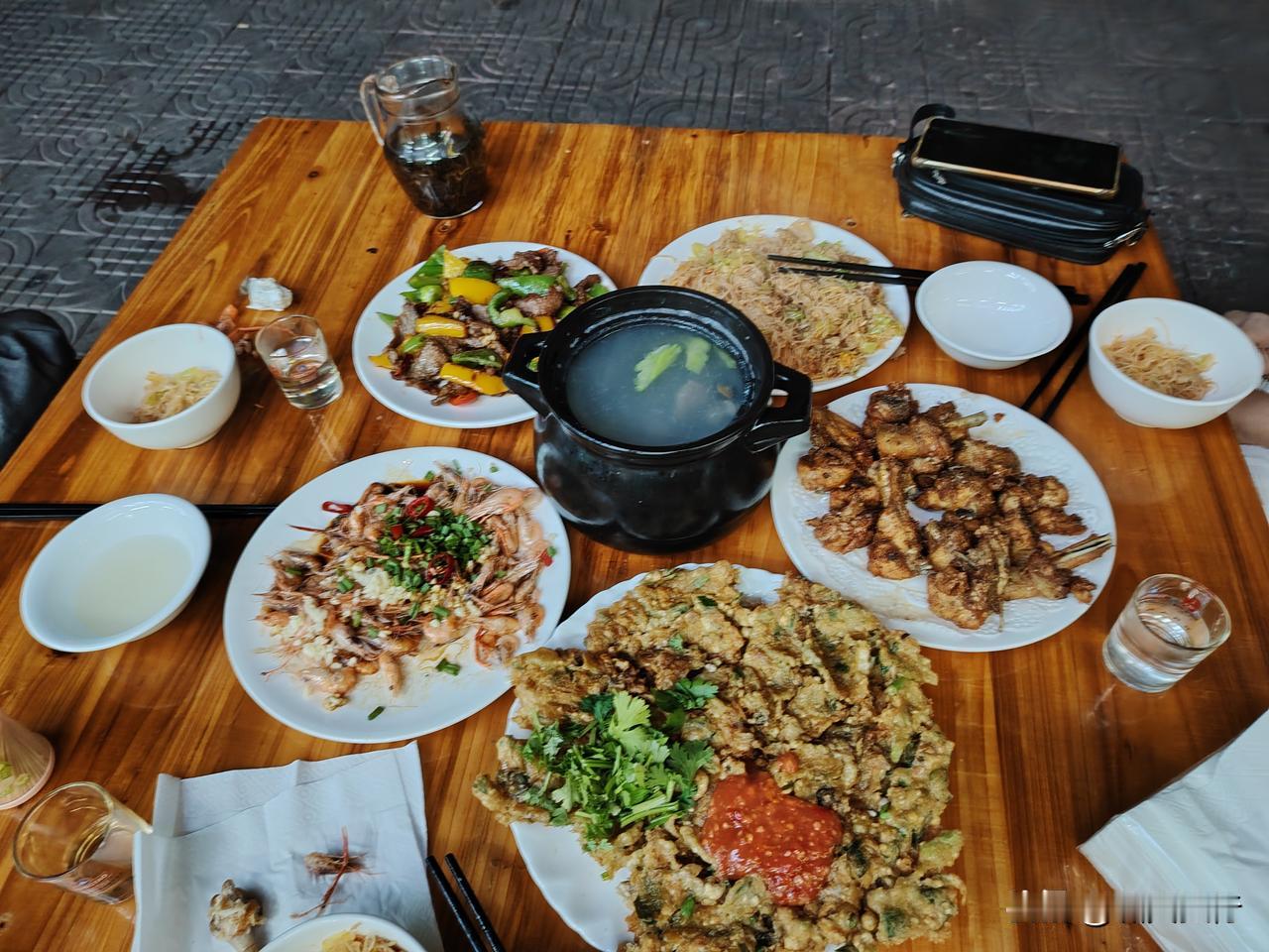 漳州老友情义重，街边排挡叙叙旧下午坐高铁到漳州。30岁时，与漳州的老朋友来往