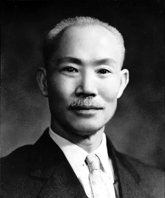 陈诚结婚当天，台下掌声雷动，宋美龄亲自到场作保媒人，新娘是她的干女儿谭祥，出身显