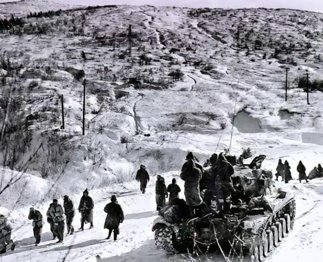 1951年，志愿军侦察兵抓住一个南朝鲜营长，政委抬头一看，站起来说：“怎么是你？