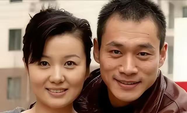 1998年，饰演“武松”的丁海峰爱上了“潘金莲”王思懿，丁海峰的妻子得知后竟然不