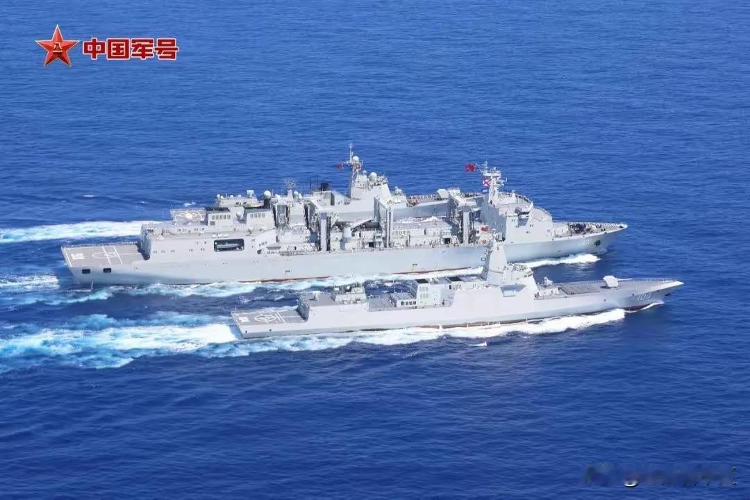 欧空局哨兵一2拍摄到中国辽宁号航母打击群，已经出海一个月了，仍然在由奶妈补给，看