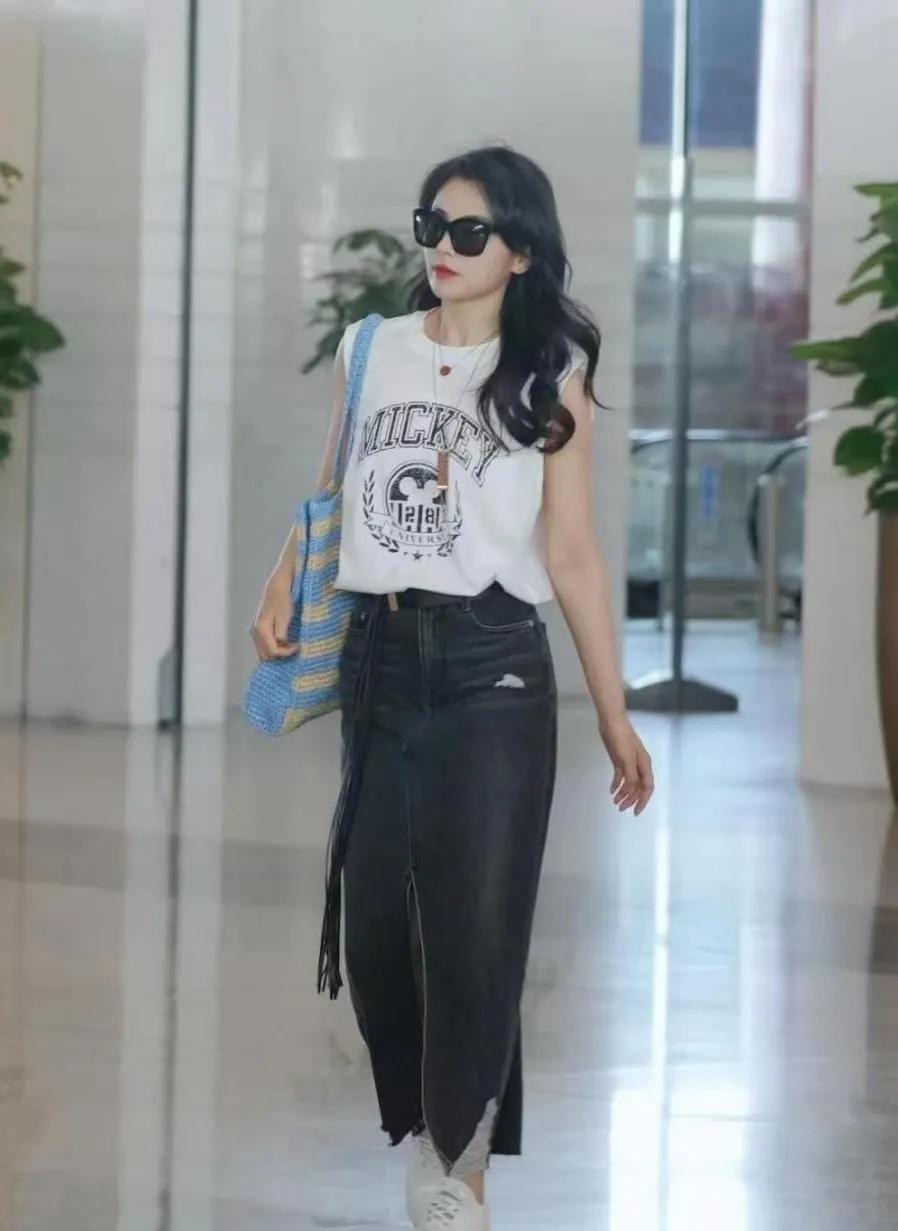 谁懂啊！刘涛47岁的状态也太绝了✨无袖米奇背心+牛仔半裙，休闲时髦又减龄，完全