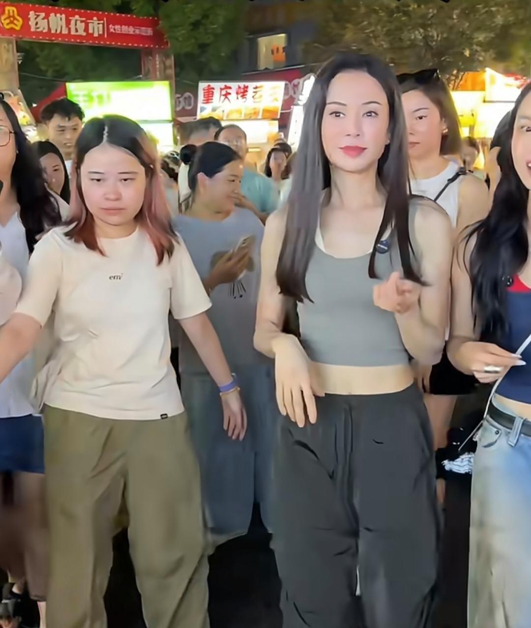 59岁李若彤长沙夜市炸街！一件灰色小背心搭配休闲裤，腰部线条紧致无赘肉，皮肤状