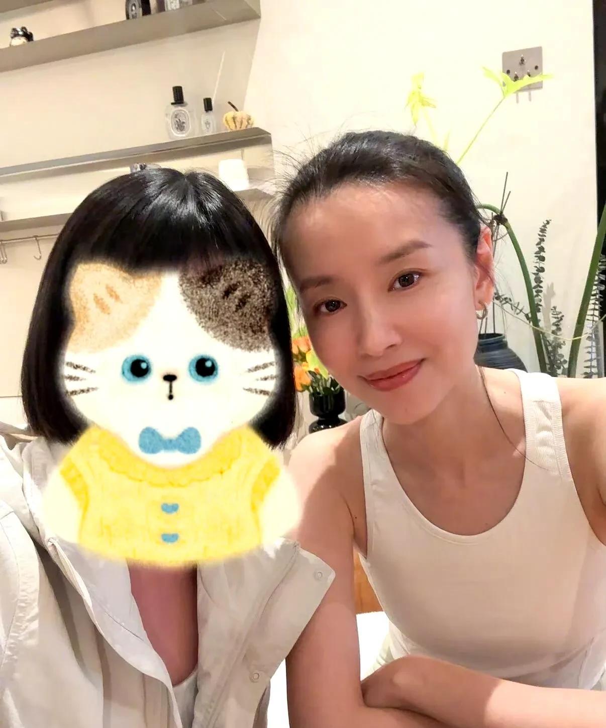 董洁，好自律。5月7日，董洁练普拉提被偶遇，照片里的董洁穿着修身运动套装，扎一