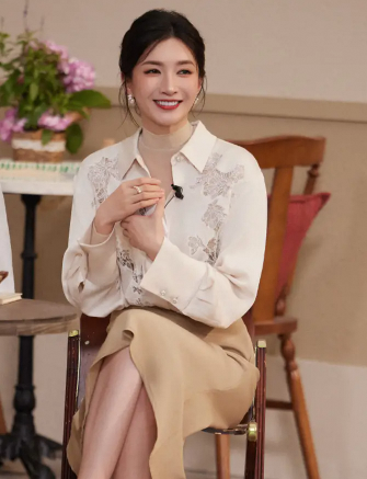 江疏影港风造型尽显贵妇气质