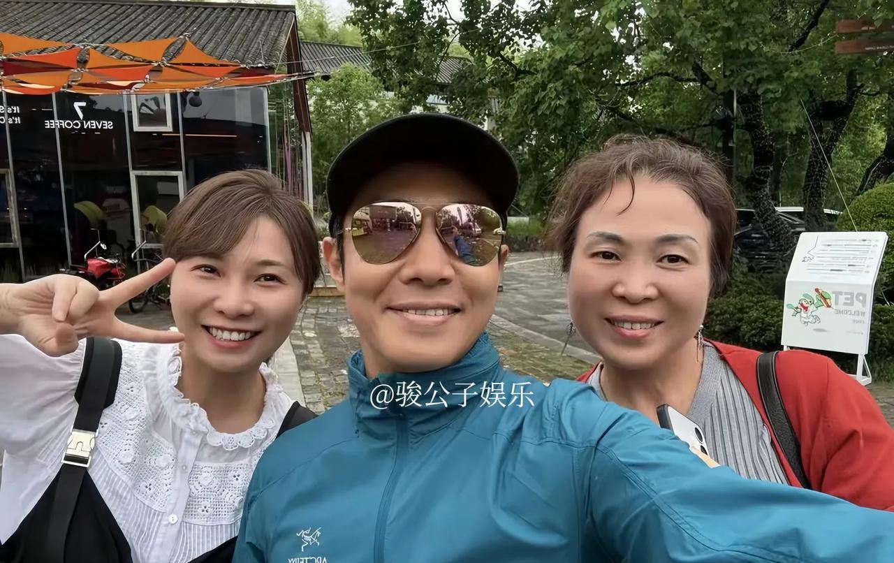 近日，撒贝宁带着妻子李白和孩子们前往千岛湖，共度了一个愉快的儿童节。活动中，李白