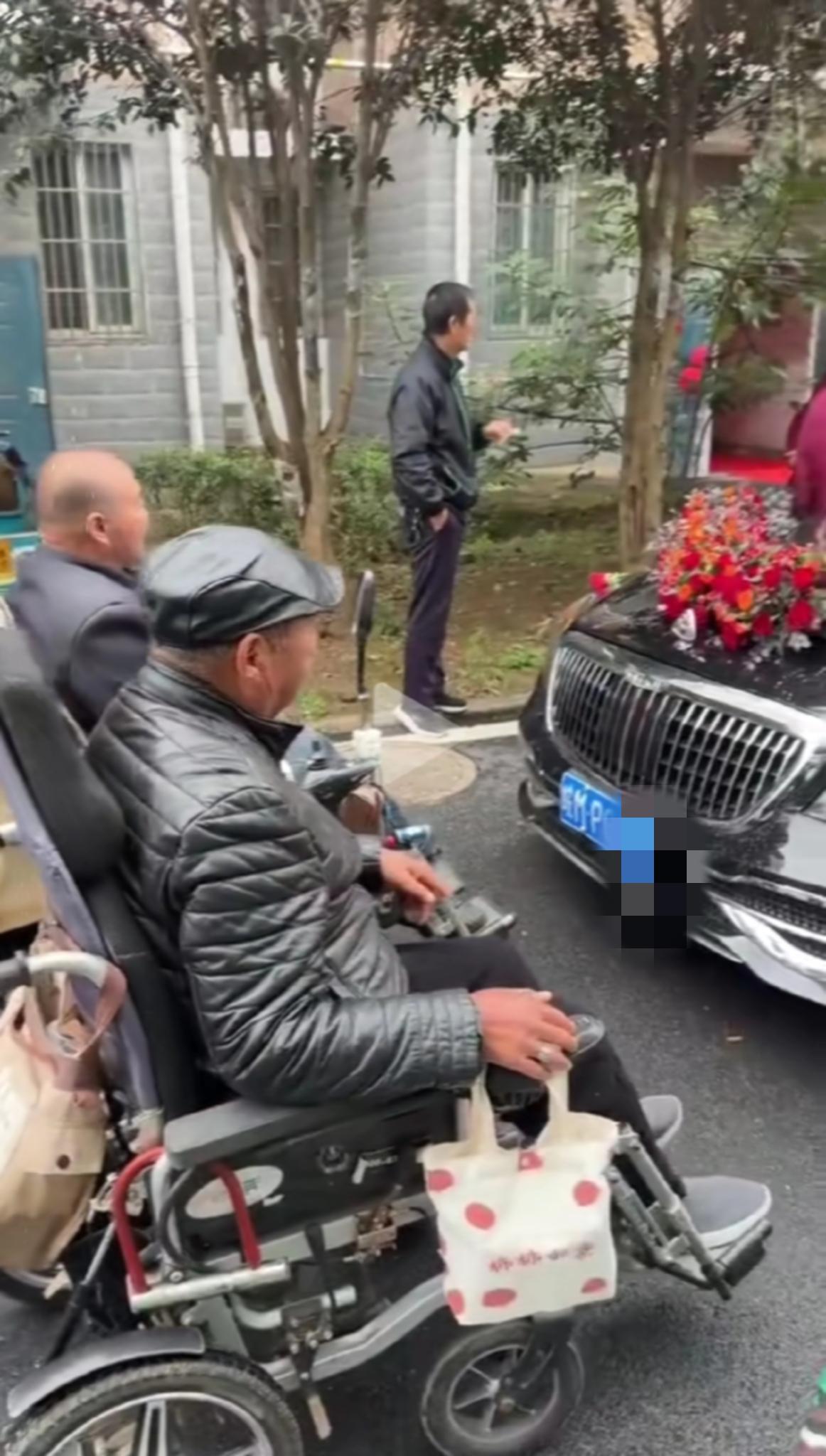 这社会究竟啥回事了呢？现在有些老人道德素质真是不敢恭维了，地铁公交车抢位置，殴